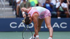 NEW YORK, NEW YORK - AUGUST 29: Simona Halep of Romania reacts against Daria Snigur of Ukraine during the Women's Singles First Round on Day One of the 2022 US Open at USTA Billie Jean King National Tennis Center on August 29, 2022 in the Flushing neighborhood of the Queens borough of New York City.   Julian Finney/Getty Images/AFP
== FOR NEWSPAPERS, INTERNET, TELCOS & TELEVISION USE ONLY ==