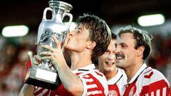 Imagen de Brian Laudrup besando el trofeo de la Eurocopa 1992.