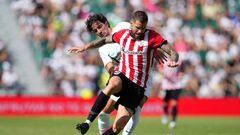 ELCHE, SPAIN - SEPTEMBER 11: Inigo Martinez of Athletic Club battles for possession with Alex Collado of Elche CF during the LaLiga Santander match between Elche CF and Athletic Club at Estadio Manuel Martinez Valero on September 11, 2022 in Elche, Spain. (Photo by Aitor Alcalde/Getty Images)
