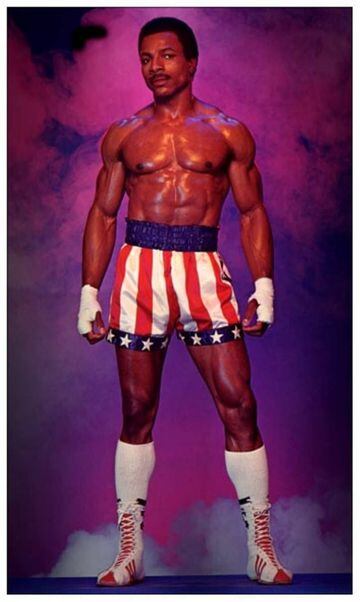 Todos lo conocemos como Apollo Creed, rival y amigo entrañable de Rocky Balboa, pero su nombre real es Carl Weathers. Su carrera deportiva estuvo vinculada al fútbol americano, en Estados Unidos y Canadá.