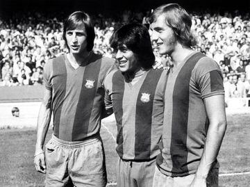 Johan Cruyff, Hugo Sotil y Johan Neeskens posan con la camiseta del FC Barcelona en 1974.
