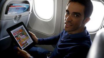 Alberto Contador en el avión de vuelta leyendo el AS.