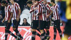 Los jugadores del Athletic celebran el gol marcado por su compa&ntilde;ero Aritz Aduriz ante el Celta de Vigo, el primero del equipo, durante el partido correspondiente a la decimoquinta jornada de Primera Divisi&oacute;n que ambos equipos disputan en el 