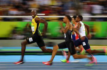 Usain Bolt de Jamaica sonríe mientras gana la carrera de semifinales de 100 metros, en los Juegos Olímpicos de 2016 en Río de Janeiro