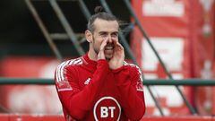 Bale reaparece con Gales y se va en el descanso