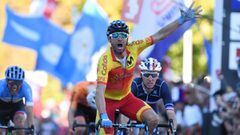TOPSHOT - Spanish cyclist Alejandro Valverde celebrates after winning the Men&#039;s Elite road race of the 2018 UCI Road World Championships in Innsbruck, Austria on September 30, 2018. (Photo by Christof STACHE / AFP)