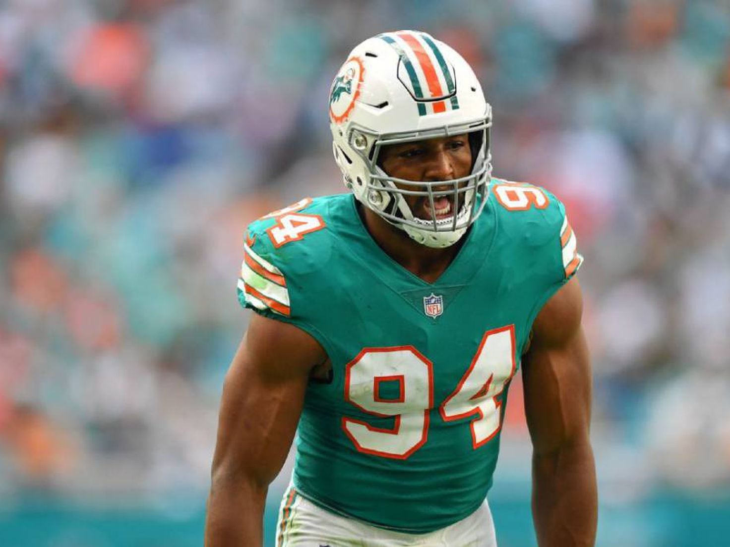 Chicago Bears trade defensive end Robert Quinn to Philadelphia