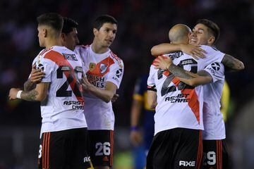 BUENOS AIRES, ARGENTINA - OCTOBER 01: Gonzalo Montiel of River Plate celebrates with teammate Javier Pinola after winning the semi final first leg match between River Plate and Boca Juniors as part of Copa CONMEBOL Libertadores 2019  at Estadio Monumental