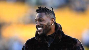 Florida authorities have issued a warrant of arrest against former Tampa Bay Buccaneers wide receiver Antonio Brown on charges of domestic violence.