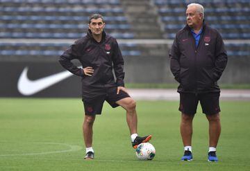 FC Barcelona's head coach Ernesto Valverde (L) attends a training session ahead of the Rakuten Cup football match with Chelsea, in Machida, suburban Tokyo on July 22, 2019. - Barcelona and Chelsea will play for the Rakuten Cup in Saitama on July 23
