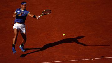 Rafa Nadal devuelve una bola durante su partido ante Dominic Thiem en las semifinales de Roland Garros.