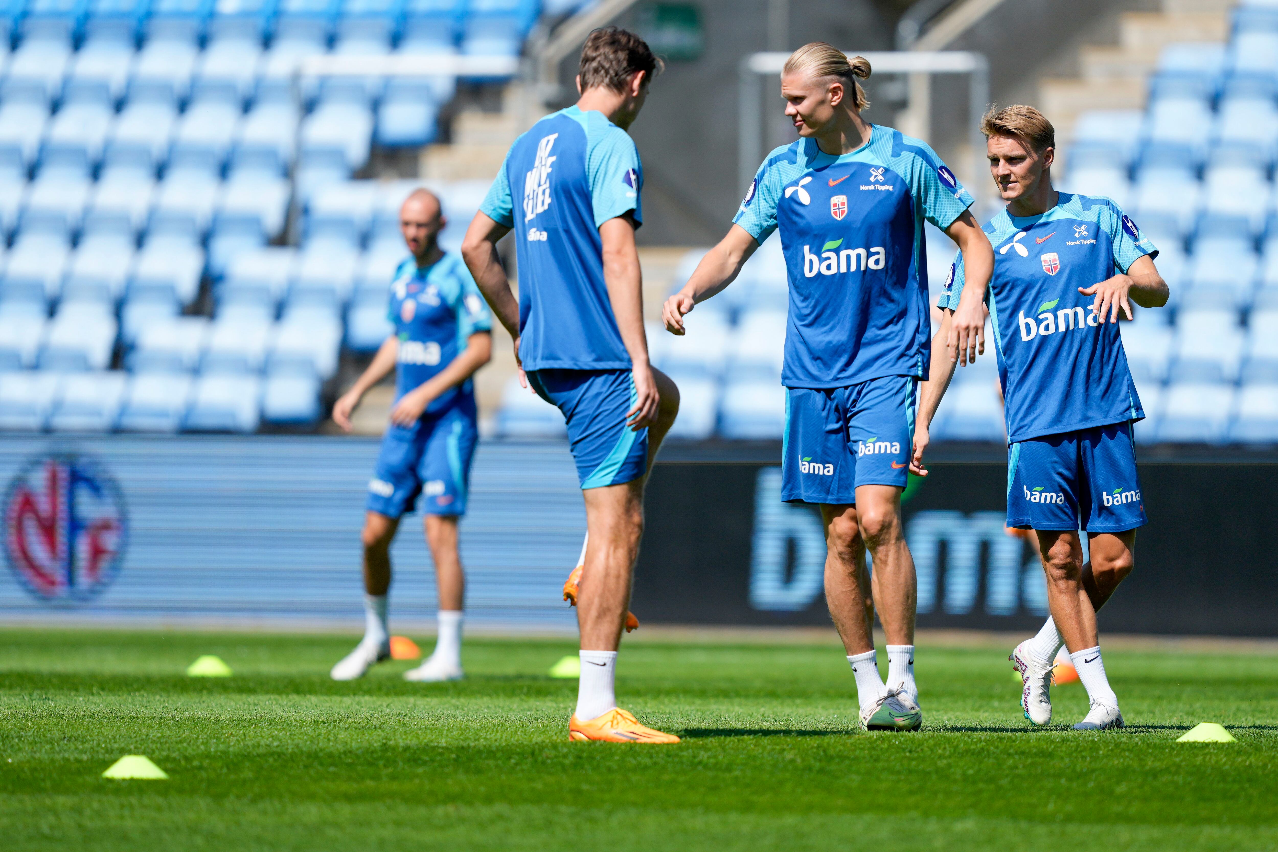 Oslo (Norway), 14/06/2023.- Norway's Erling Haaland (2R) and Martin Odegaard (R) attend a training session of the national soccer team held in Oslo, Norway, 14 June 2023. Norway faces Scotland and Cyprus in qualifying matches for the UEFA EURO 2024. (Chipre, Noruega) EFE/EPA/Fredrik Varfjell NORWAY OUT

