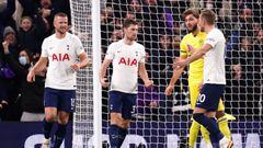 02 December 2021, United Kingdom, London: Tottenham Hotspur&#039;s Ben Davies (C) celebrates scoring his side&#039;s first goal with teammates during the English Premier League soccer match between  Tottenham Hotspur and Brentford at the Tottenham Hotspur