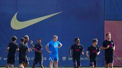 GRAFCAT7256. BARCELONA, 13/09/2021.- El entrenador del FC Barcelona, Ronald Koeman (c), junto a varios de sus jugadores, durante el entrenamiento que el equipo azulgrana ha realizado este lunes en la Ciudad Deportiva Joan Gamper, previo al partido de Liga