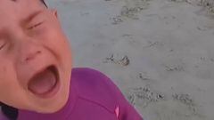 Cruz, un niño australiano de 5 años, llorando en la playa.