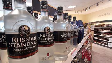 Algunas tiendas en Estados Unidos y Canad&aacute; han comenzado a tirar sus existencias de vodka ruso en protesta por la invasi&oacute;n de Ucrania. Aqu&iacute; los detalles.