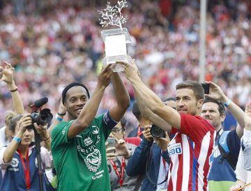 Ronaldinho and Gabi after Sunday's friendly - the last football match to be played at the Vicente Calderón.
