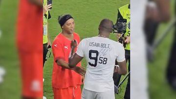 Ronaldinho firma camiseta a Usain Bolt