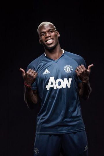 Paul Pogba becomes the world's most expensive player moving from Juve to Man. Unitedi
