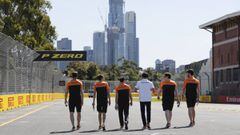 Carlos Sainz y sus ingenieros en McLaren. 
