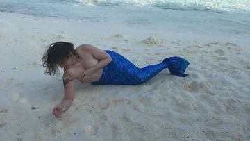 La creadora y actriz protagonista de la serie 'Girls' de HBO, Lena Dunham, ha felicitado a sus seguidores de Instagram publicando una fotografía en topless en la que emula a una sirena.