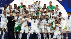 28 May 2022, France, Paris: Real Madrid&#039;s Marcelo lifts the trophy as his teammates celebrate after winning the UEFA Champions League final soccer match between Liverpool FC and Real Madrid CF at the Stade de France. Photo: Nick Potts/PA Wire/dpa 28