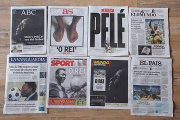 Periódicos españoles se llevan en su portada un recuerdo a Pelé, 'O Rei' del fútbol. 