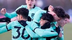 Los jugadores del Atlético celebran el gol de Iker Luque en Youth League.