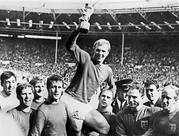 El inglés ganó Mundial y el Balón de Oro en 1966 y 2 años más tarde la Copa de Europa con el Manchester United. En la foto los jugadores ingleses, Charlton abajo a la derecha, levantan al capitán Bobby Moore.