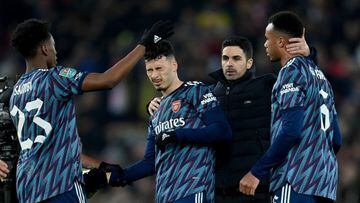 LIVERPOOL, ENGLAND - JANUARY 13: Mikel Arteta of Arsenal congratulates his players after the final whistle during the Carabao Cup Semi Final First Leg match between Liverpool and Arsenal at Anfield on January 13, 2022 in Liverpool, England. (Photo by Mich