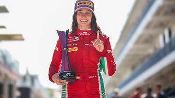Marta García celebra su título de la F1 Academy en Austin.