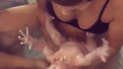 El v&iacute;deo de Audra Lynn dando a luz a su hijo en un parto natural en el agua se ha convertido en viral.