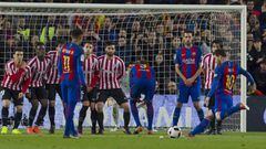 Messi se dispone a disparar para el 3-1 contra el Athletic, su 26&ordm; gol de falta con el Barcelona.