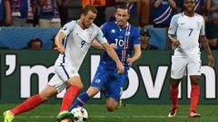 Iceland&#039;s midfielder Gylfi Sigurdsson (C) vies for the ball against England&#039;s forward Harry Kane (L) and England&#039;s midfielder Raheem Sterling (R) during Euro 2016 round of 16 football match between England and Iceland at the Allianz Riviera