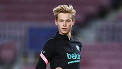 BARCELONA, SPAIN - NOVEMBER 04: Frenkie De Jong of FC Barcelona warms up prior the UEFA Champions League Group G stage match between FC Barcelona and Dynamo Kyiv at Camp Nou on November 04, 2020 in Barcelona, Spain. (Photo by Eric Alonso/Getty Images)