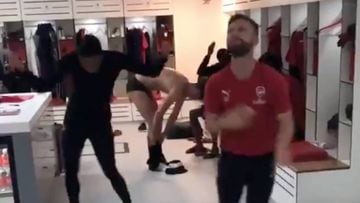 Mustafi conquista el vestuario del Arsenal con sus bailes.