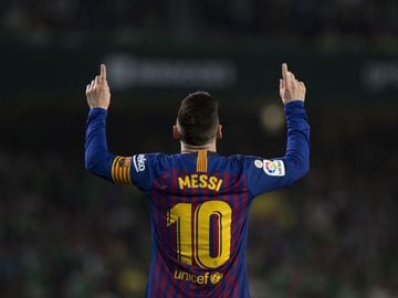 TOPSHOT - Barcelona&#039;s Argentinian forward Lionel Messi celebrates scoring the opening goal during the Spanish league football match between Real Betis and FC Barcelona at the Benito Villamarin stadium in Seville on March 17, 2019. (Photo by JORGE GUE