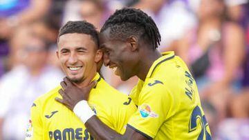 VALLADOLID, SPAIN - AUGUST 13: Nicolas Jackson of Villarreal CF celebrates with team mate after scoring their sides first goal during the LaLiga Santander match between Real Valladolid CF and Villarreal CF at Estadio Municipal Jose Zorrilla on August 13, 2022 in Valladolid, Spain. (Photo by Juan Manuel Serrano Arce/Getty Images)