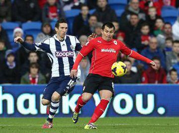 En 2013, dejó el Sevilla y recaló en el modesto Cardiff City de la Premier League de Inglaterra. Pese a que no pudo mantener la categoría con el cuadro galés, Gary Medel fue uno de los puntos más altos en el conjunto británico.