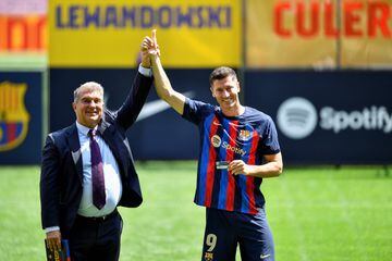 El delantero polaco ha sido presentado en el Camp Nou como nuevo jugador del Fútbol Club Barcelona. 