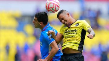 MEXICO CITY, MEXICO - SEPTEMBER 11: Erick Lira (L) of Cruz Azul fights for the ball with Jefferson Intriago (R) of Mazatlan during the 14th round match between Cruz Azul and Mazatlan as part of the Torneo Apertura 2022 Liga MX at Azteca Stadium on September 11, 2022 in Mexico City, Mexico. (Photo by Mauricio Salas/Jam Media/Getty Images)