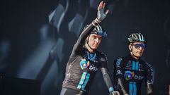El ciclista franc&eacute;s del DSM Romain Bardet saluda antes de la salida en la Lieja-Basto&ntilde;a-Lieja.