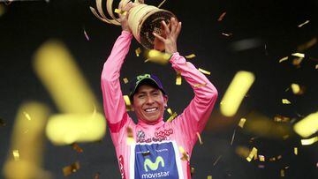 Nairo Quintana viste la maglia rosa y levanta el Trofeo Senza Fine de campe&oacute;n del Giro de Italia 2014.
