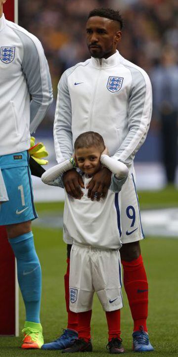 Bradley Lowery stands with England's striker Jermain Defoe ahead of the World Cup 2018 qualification football match between England and Lithuania.