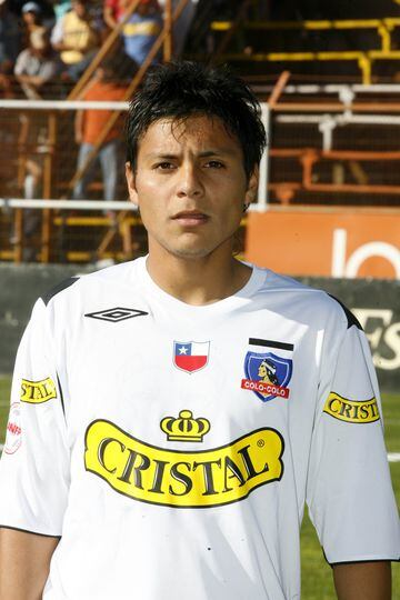 Era defensa central y entre el 2006 y 2007 alcanzó a jugar tres encuentros en el primer equipo. 
