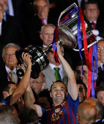 Iniesta levanta la Copa del Rey 2012. Fue la segunda para él, aunque no jugó la final de 2009.