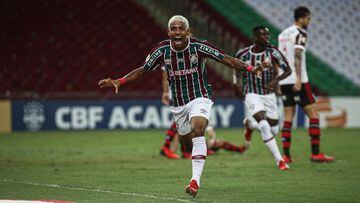 El joven delantero, con dos goles, fue la estrella del duelo carioca ante Flamengo y el sector tricolor de Maracan&aacute; celebr&oacute; el triunfo por todo lo alto.