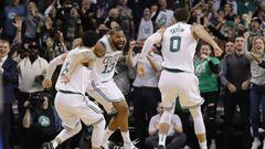 Marcus Morris celebra con Shane Larkin y Jayson Tatum el triple de la victoria de los Celtics ante los Thunder.