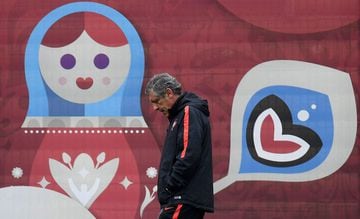 Portugal's head coach Fernando Santos walks during a training session in Kazan, Russia, on June 27, 2017 on the eve of the Russia 2017 FIFA Confederations Cup football semi-final match Portugal vs Chile. / AFP PHOTO / FRANCK FIFE