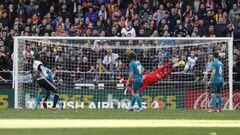 Keylor para un disparo en el Valencia - Real Madrid.